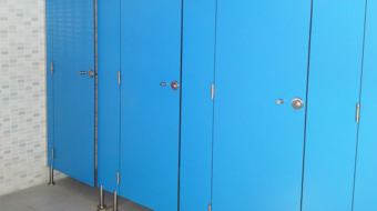 cabina sanitaria fenólica instalada en vestuario en Málaga – resistente a humedad