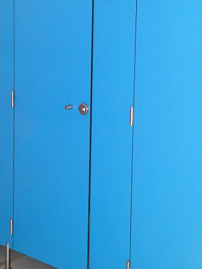 cabina sanitaria fenólica instalada en vestuario en Málaga – resistente a humedad