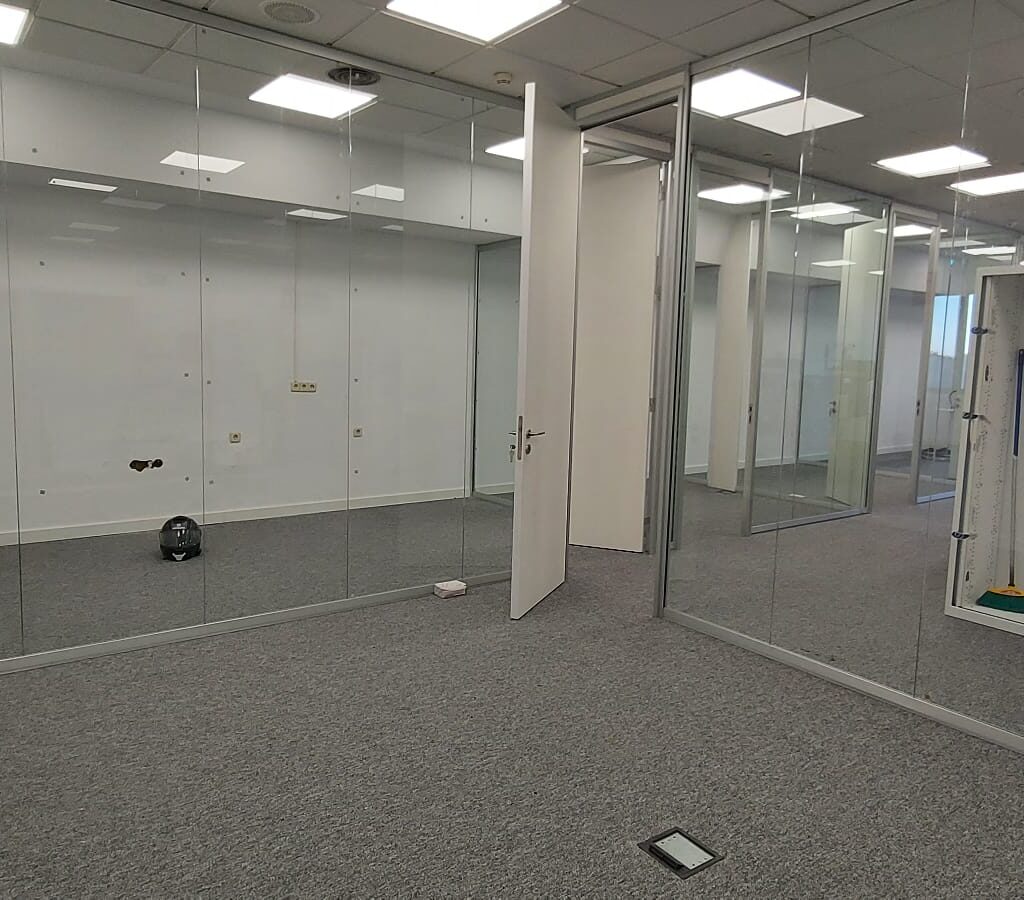 Mobiliario para oficina mampara de oficina malaga - Proyectos de Equipamiento y Diseño para Oficinas